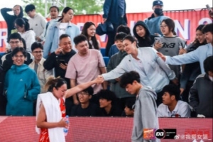 爭議判罰引發(fā)波瀾，中國女籃力克意大利，晉級八強之路充滿話題