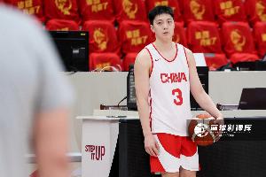 胡明軒半場表現低迷，三分線外失準，中國男籃半場落后日本男籃19分