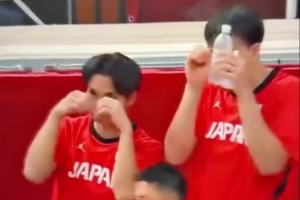 中國男籃半決賽遭逆轉(zhuǎn)，網(wǎng)友熱議：日本替補席“哭鼻子”表情引燃熱議！