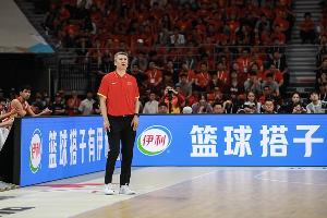 球迷熱議：郭士強(qiáng)主動(dòng)辭職，中國(guó)男籃未來(lái)何去何從？