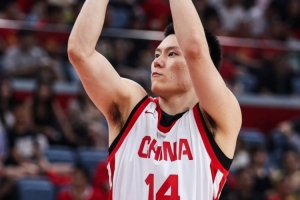 亞運(yùn)會(huì)男籃半決賽，中國(guó)男籃半場(chǎng)落后日本男籃