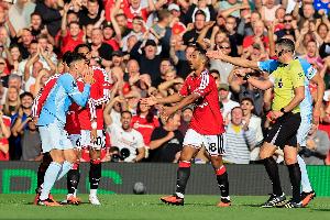 曼城曼聯德比火花四濺：福登紅牌爭議與B費對位解析