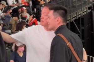 楊鳴見(jiàn)證逆境中的堅(jiān)韌，男籃戰(zhàn)士賽后淚灑更衣室