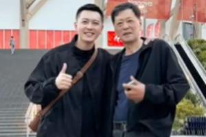 球迷熱議：楊鳴父女觀戰亞運會男籃，目睹30分大劣勢，楊鳴提前離場！