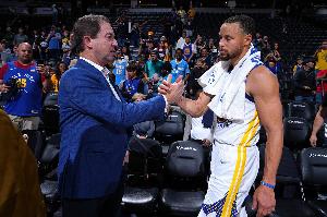 庫里續(xù)約成謎！球迷熱議：勇士放手，庫里如何選擇？