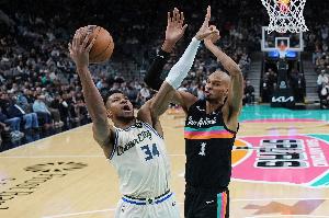 字母哥對位文班亞馬：NFL四分衛的噩夢，NBA防守雙塔對決