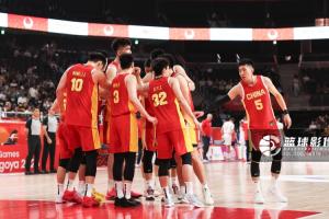 中國男籃驚魂！半場落后日本男籃近20分，進攻斷電！