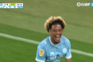 曼城先下一城！阿蘭傳中助攻，小將桑巴頭球攻入曼城生涯首球