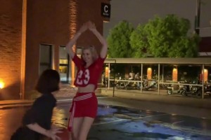 商務籃球？！一位國外女郎在上海打1v1 一看就是有底子！