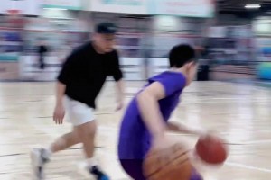 這基本功太扎實男籃國青后衛張宇辰持雙球突破訓練~