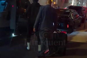 有球迷在波士頓拍到保羅·喬治早前入住酒店時的畫面～