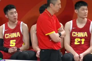 打懵了！中國男籃賽后走錯路，蘇群吐槽郭士強戰術：承擔責任