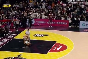 名場面！陳登星奪冠后想表演 第一扣后工作人員沖出搶球不讓扣…